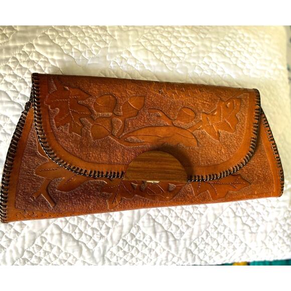 Vintage tooled leather clutch/large‎ leather clutch /tooled leaf purse/70's boho - Picture 1 of 9